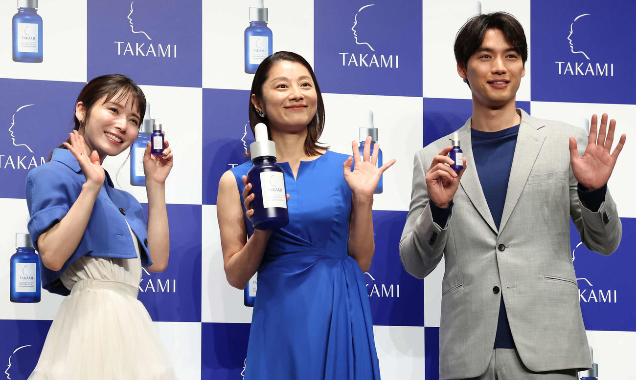 商品を手に手を振る、左から松岡茉優、小池栄子、福士蒼汰（撮影・丹羽敏通）