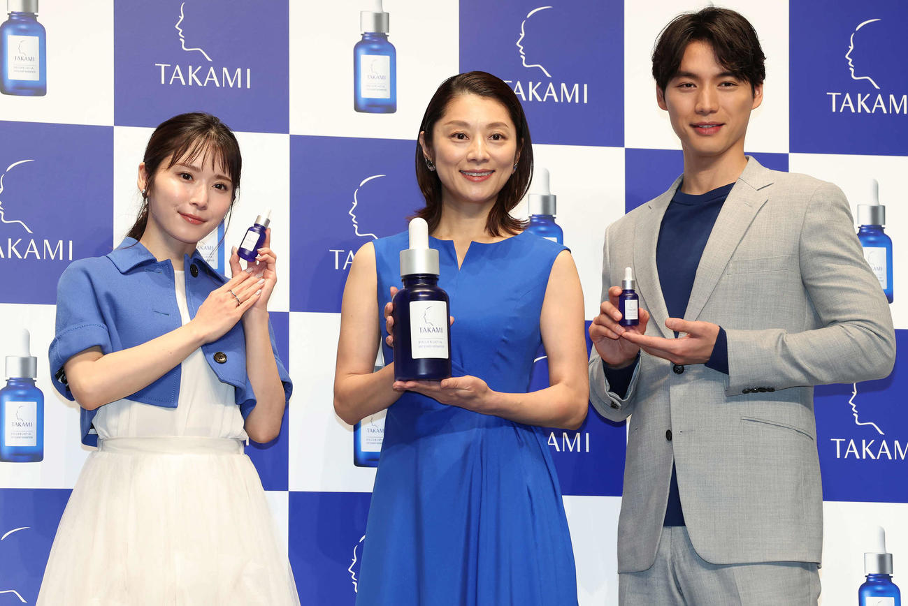 商品を手に写真に納まる、左から松岡茉優、小池栄子、福士蒼汰（撮影・丹羽敏通）