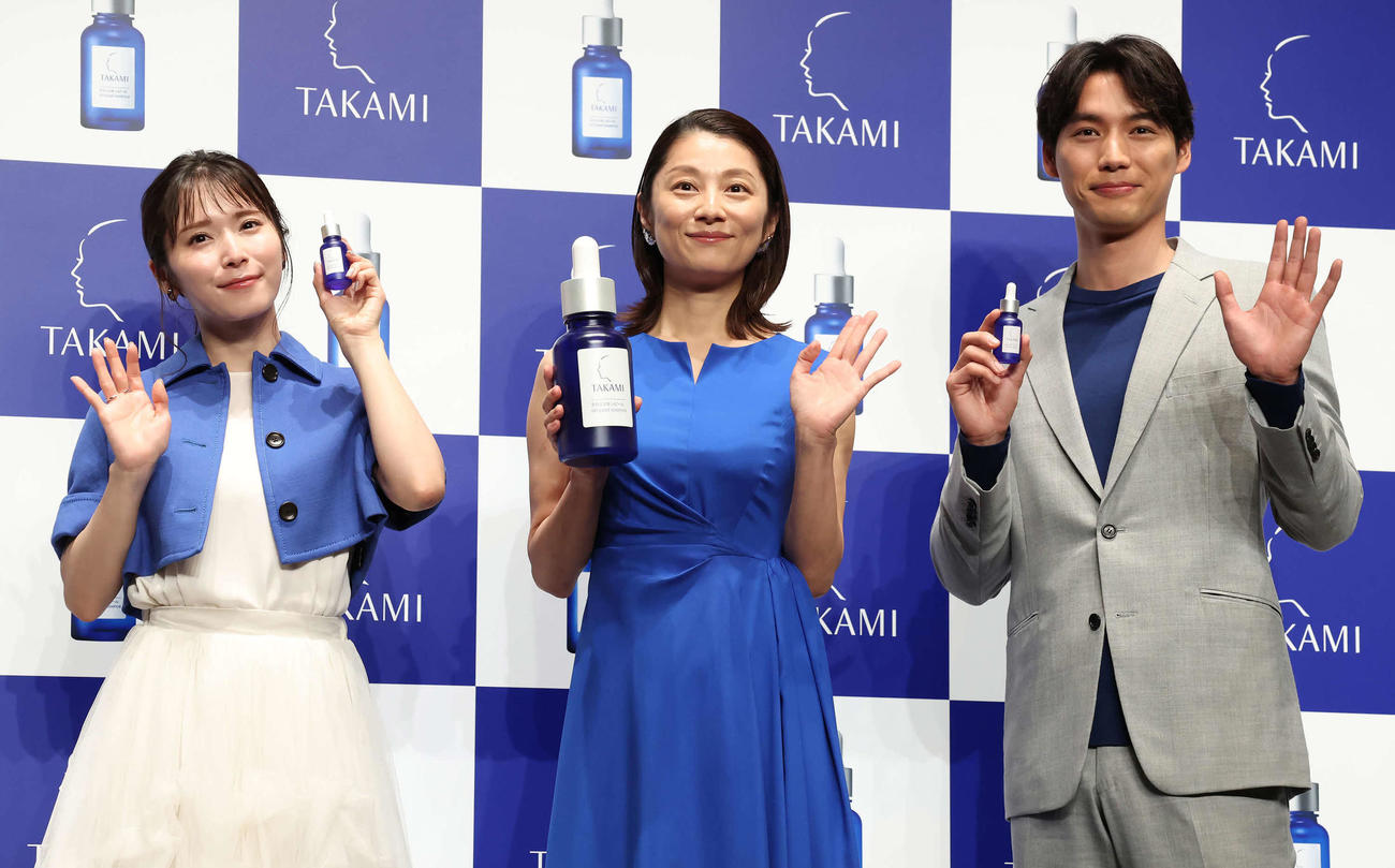 商品を手に手を振る、左から松岡茉優、小池栄子、福士蒼汰（撮影・丹羽敏通）