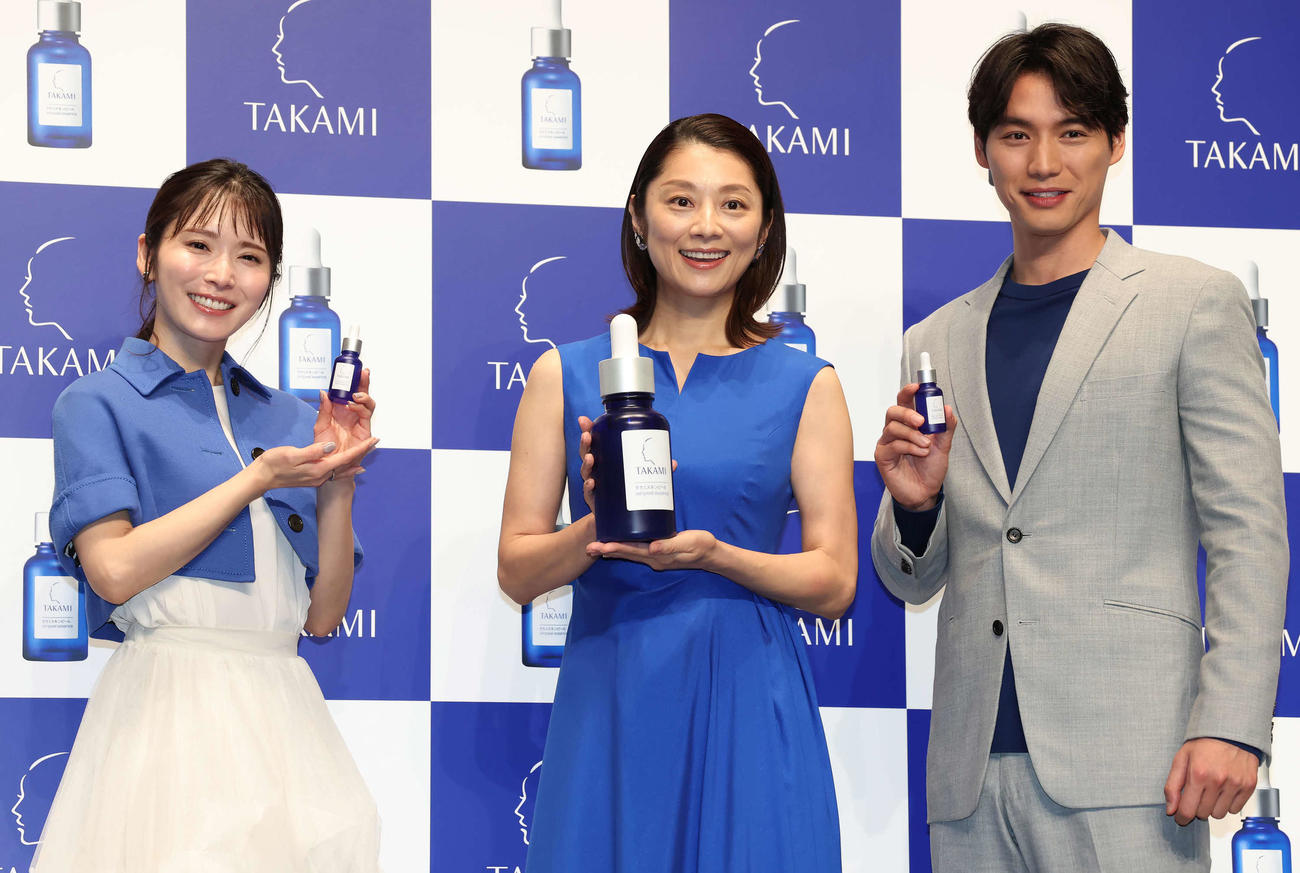 商品を手に写真に納まる、左から松岡茉優、小池栄子、福士蒼汰（撮影・丹羽敏通）