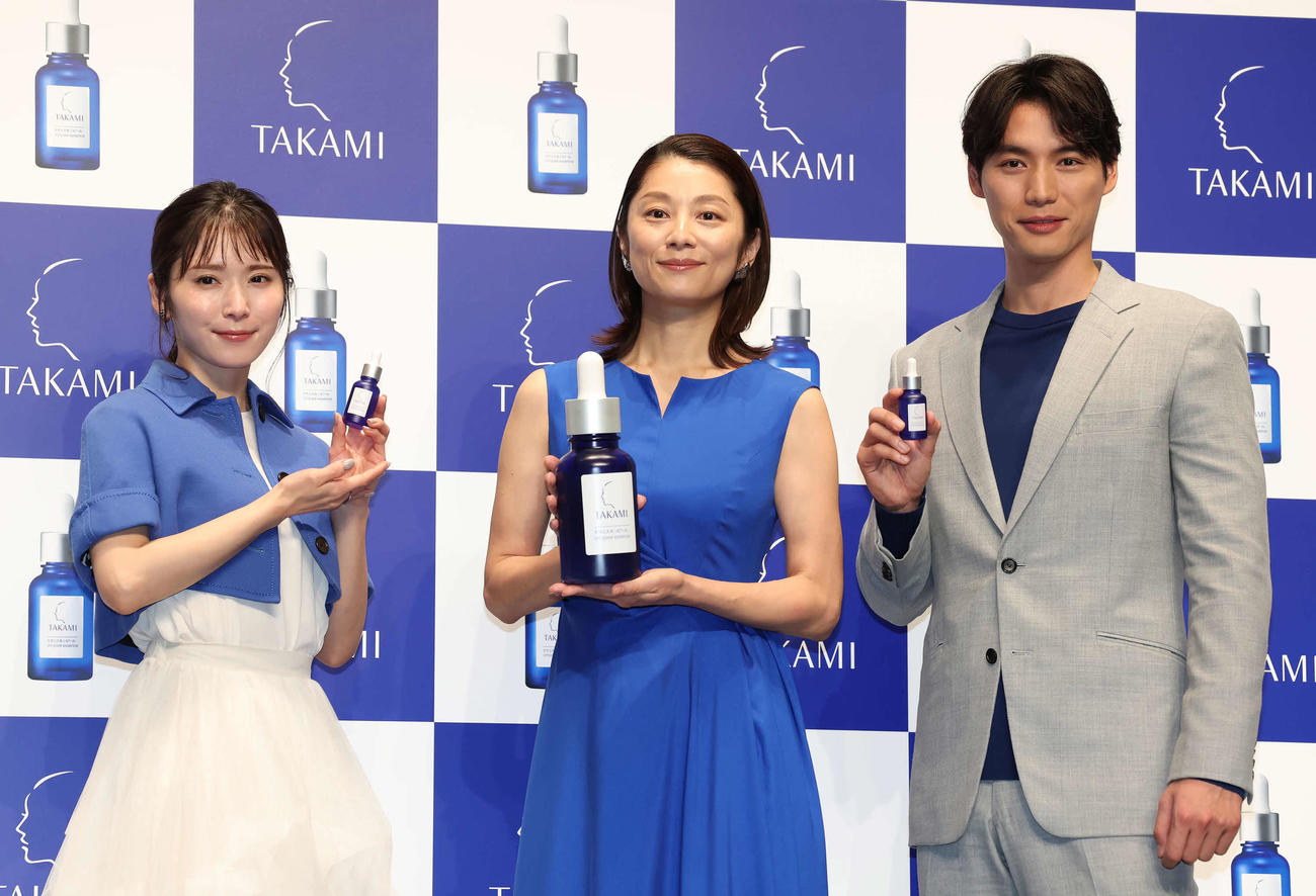 商品を手に写真に納まる、左から松岡茉優、小池栄子、福士蒼汰（撮影・丹羽敏通）