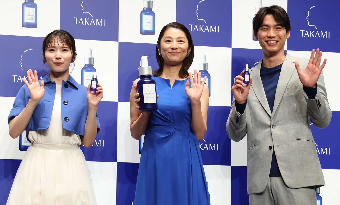 商品を手に手を振る、左から松岡茉優、小池栄子、福士蒼汰（撮影・丹羽敏通）