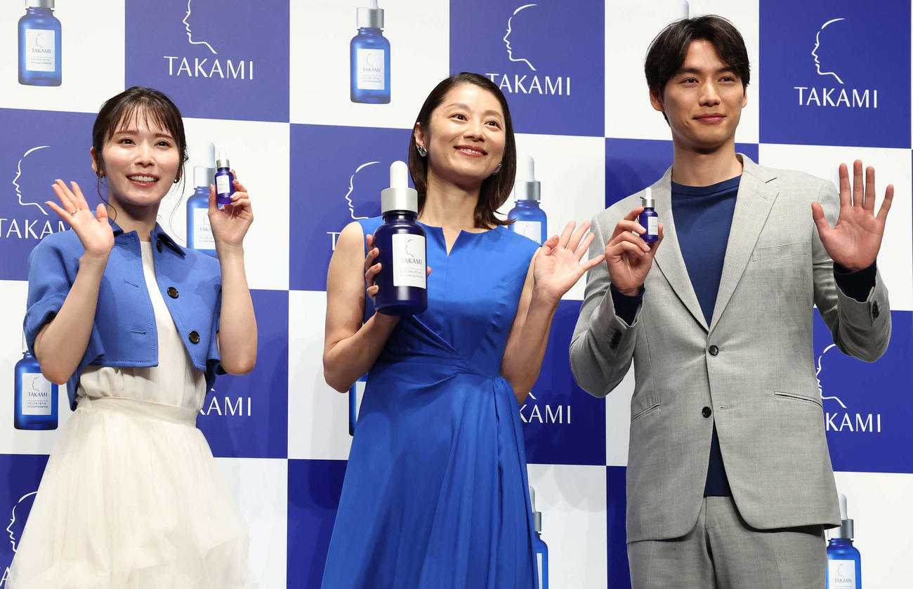 商品を手に手を振る、左から松岡茉優、小池栄子、福士蒼汰（撮影・丹羽敏通）