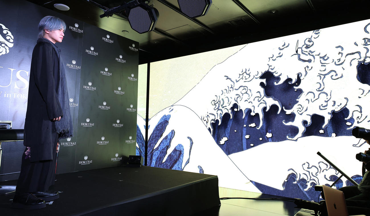 「HOKUSAI：ANOTHER STORY in TOKYO」体験展示映像を鑑賞する中島健人（撮影・中島郁夫）