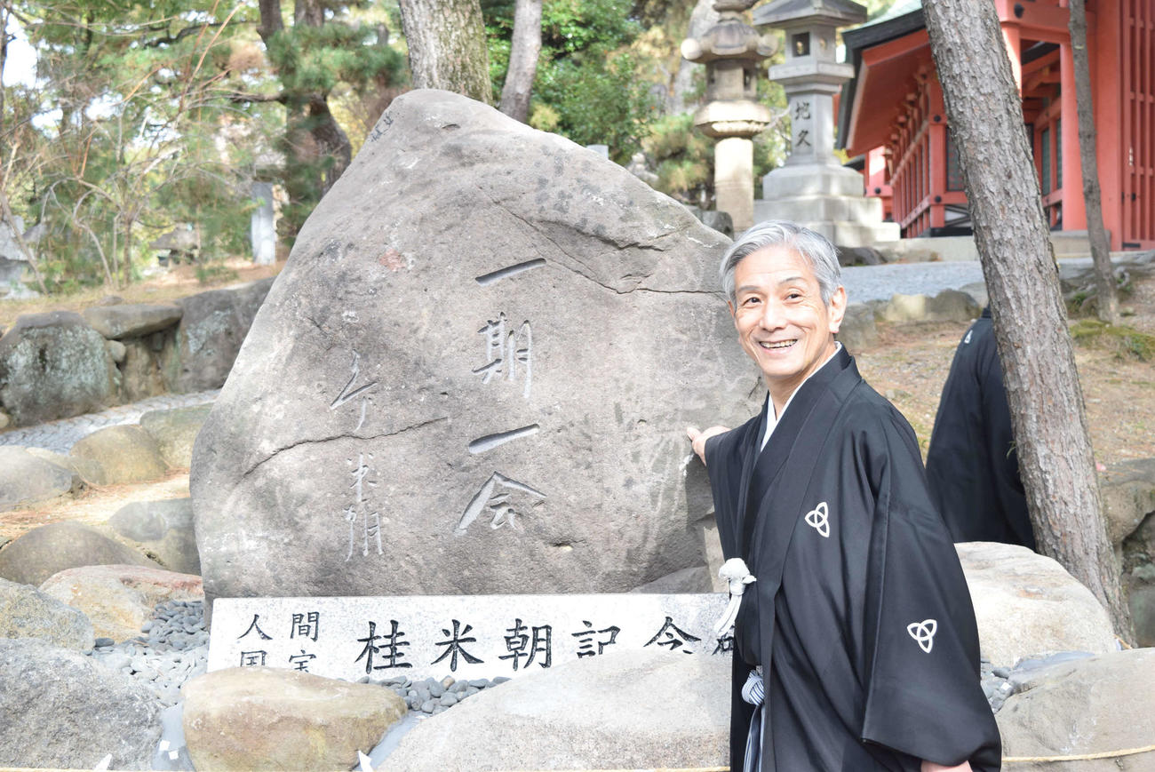 桂米朝さん顕彰碑の除幕式に出席した桂米団治（撮影・阪口孝志）