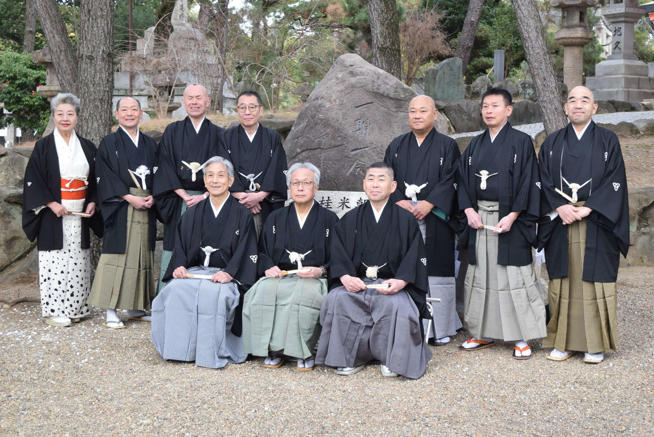 桂米朝さん顕彰碑の除幕式に出席した米朝一門、前列左から）桂米団治、桂米二、桂南光、後列左から）桂すずめ、桂八十八、桂団朝、桂米左、桂米裕、桂勢朝、桂米平（撮影・阪口孝志）