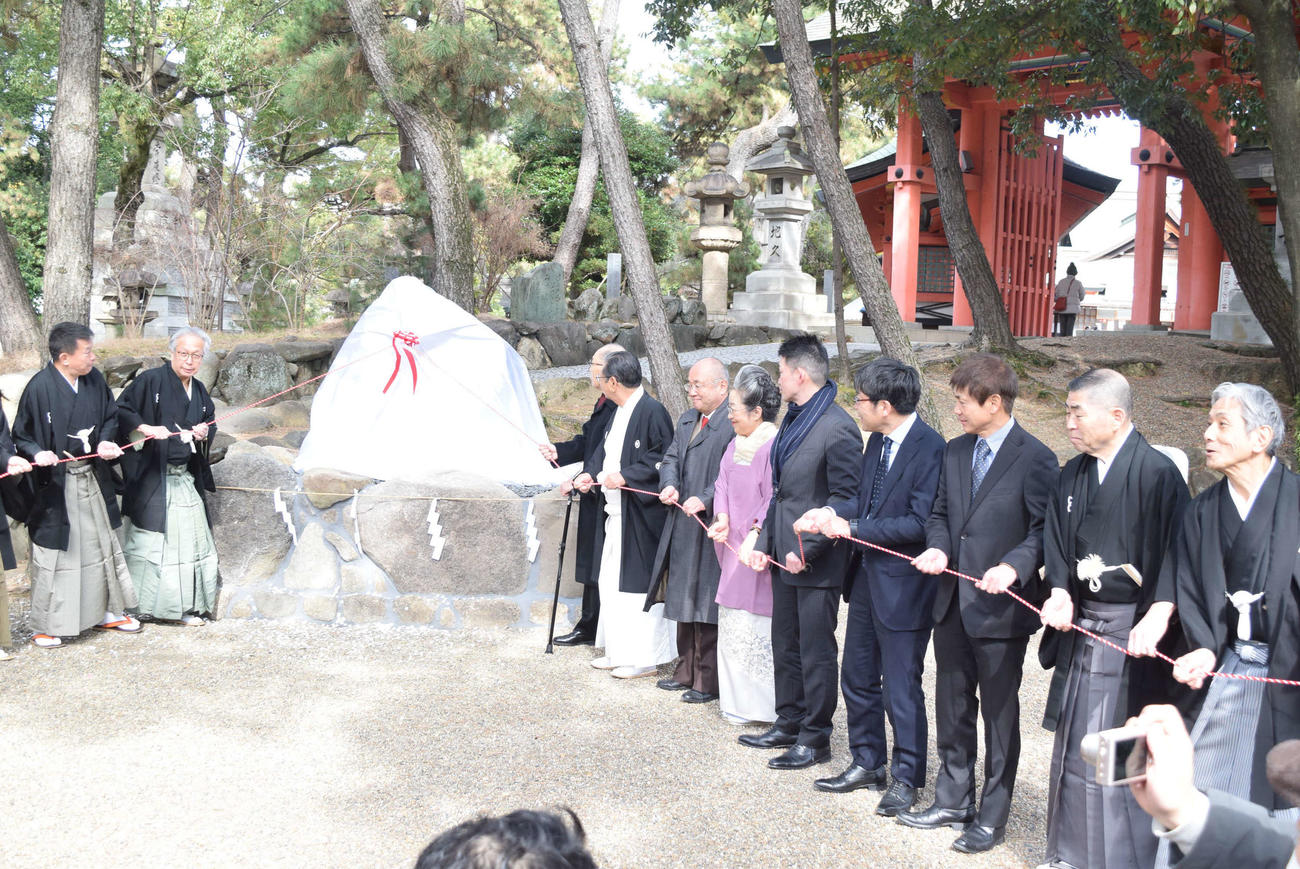 桂米朝さん顕彰碑の除幕式に出席した桂米二（左から2人目）、桂南光（右から2人目）、桂米団治（右から1人目）ら関係者（撮影・阪口孝志）