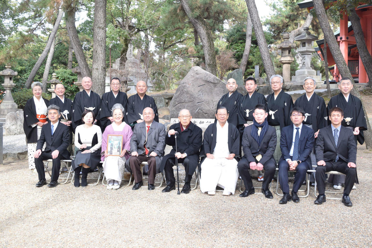 桂米朝さん顕彰碑の除幕式に出席した関係者（撮影・阪口孝志）