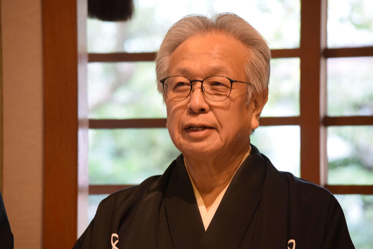 桂米朝さん顕彰碑の除幕式に出席した桂米二（撮影・阪口孝志）