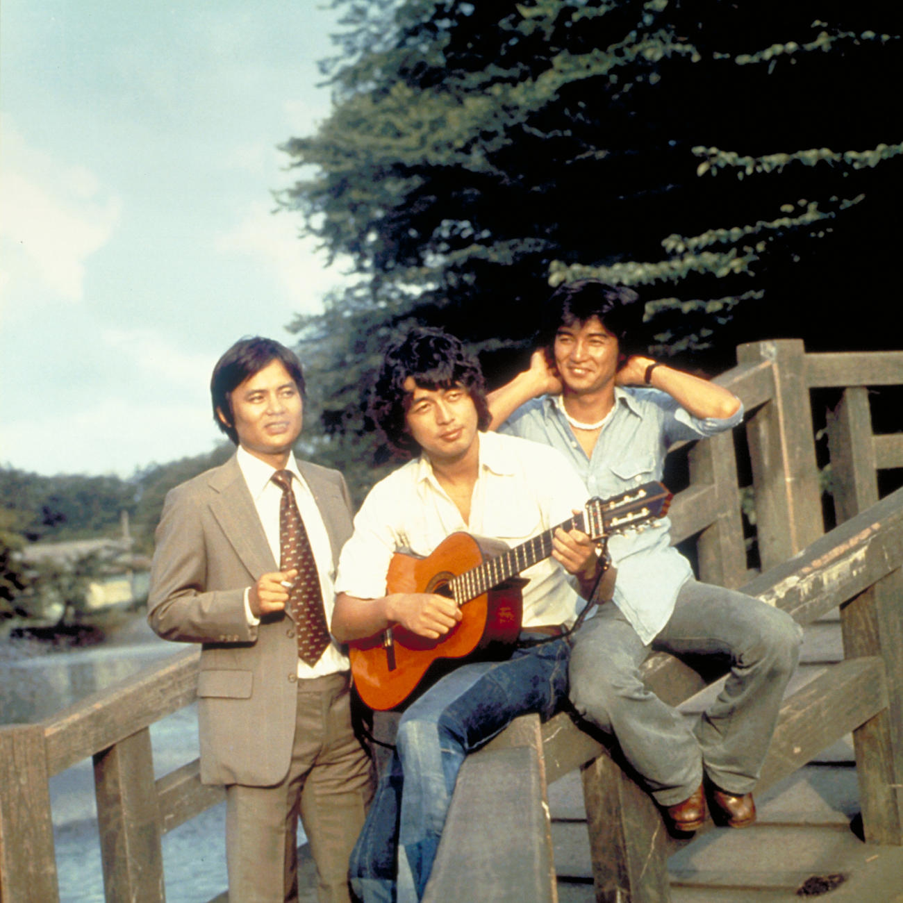 日本テレビ「俺たちの旅」に出演する、左から秋野太作、中村雅俊、田中健（C）ユニオン映画