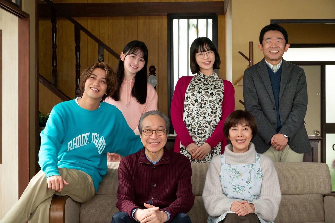 山田洋次×石井ふく子ドラマ特別企画「わが家は楽し」の出演者。上段左から高橋海人、山田杏奈、桜井ユキ、えなりかずき、下段左から小日向文世、戸田恵子