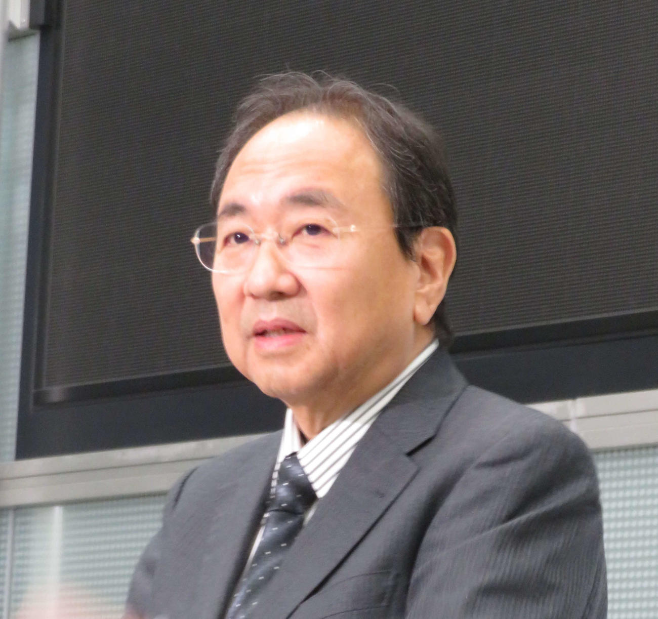 囲み取材に応じるフジテレビの清水賢治新社長
