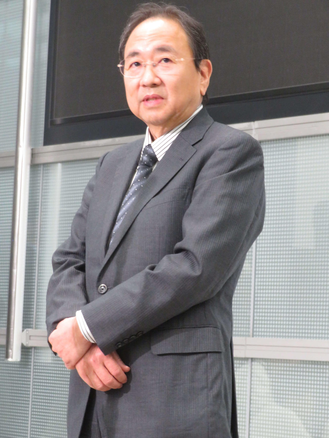 囲み取材に応じるフジテレビの清水賢治新社長
