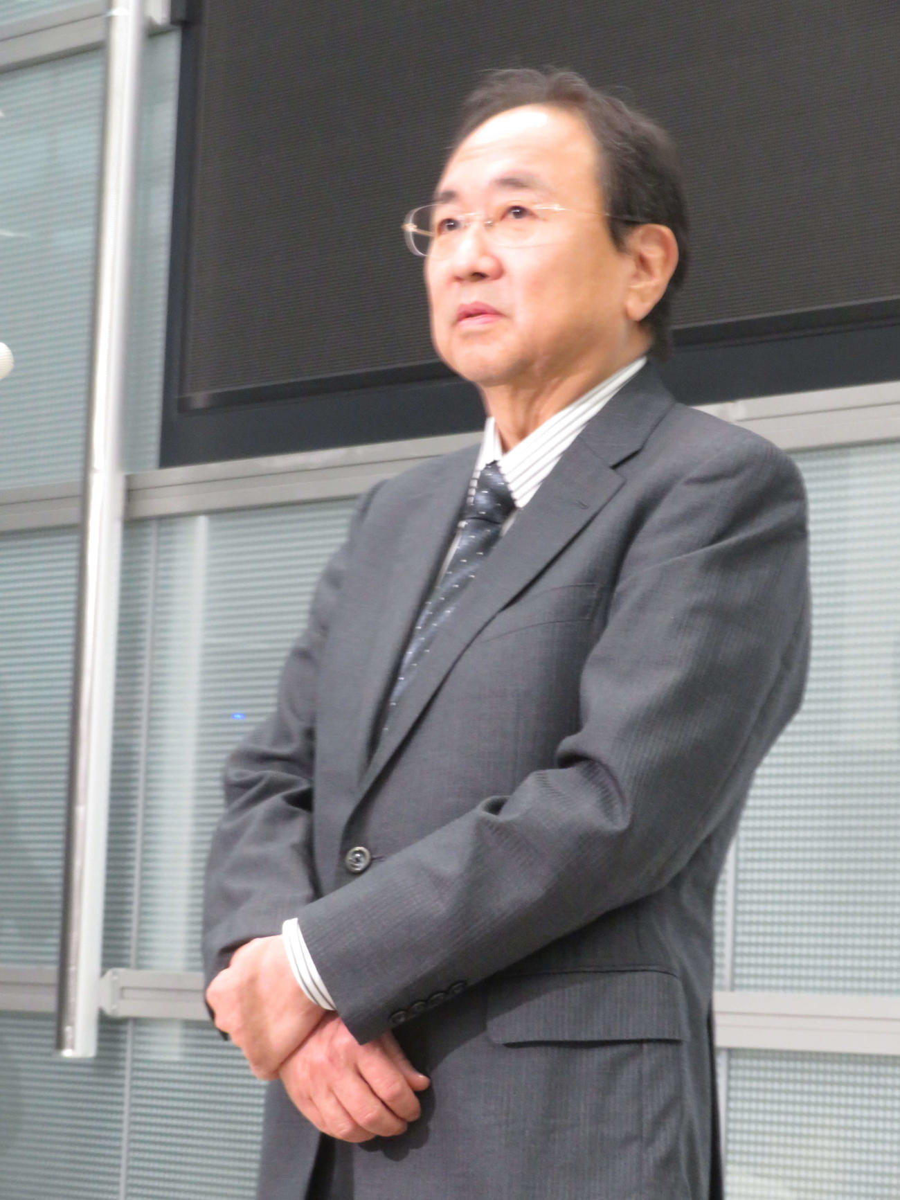囲み取材に応じるフジテレビの清水賢治新社長