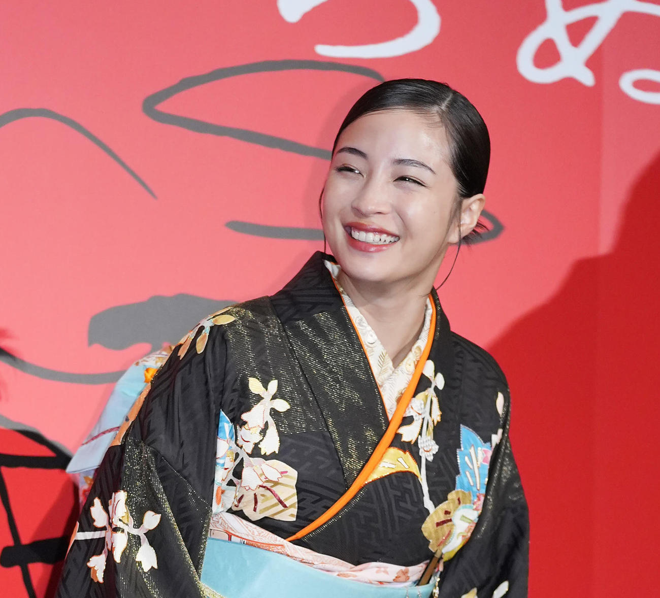 映画「ゆきてかへらぬ」完成披露舞台あいさつに着物姿で登壇する広瀬すず（撮影・垰建太）