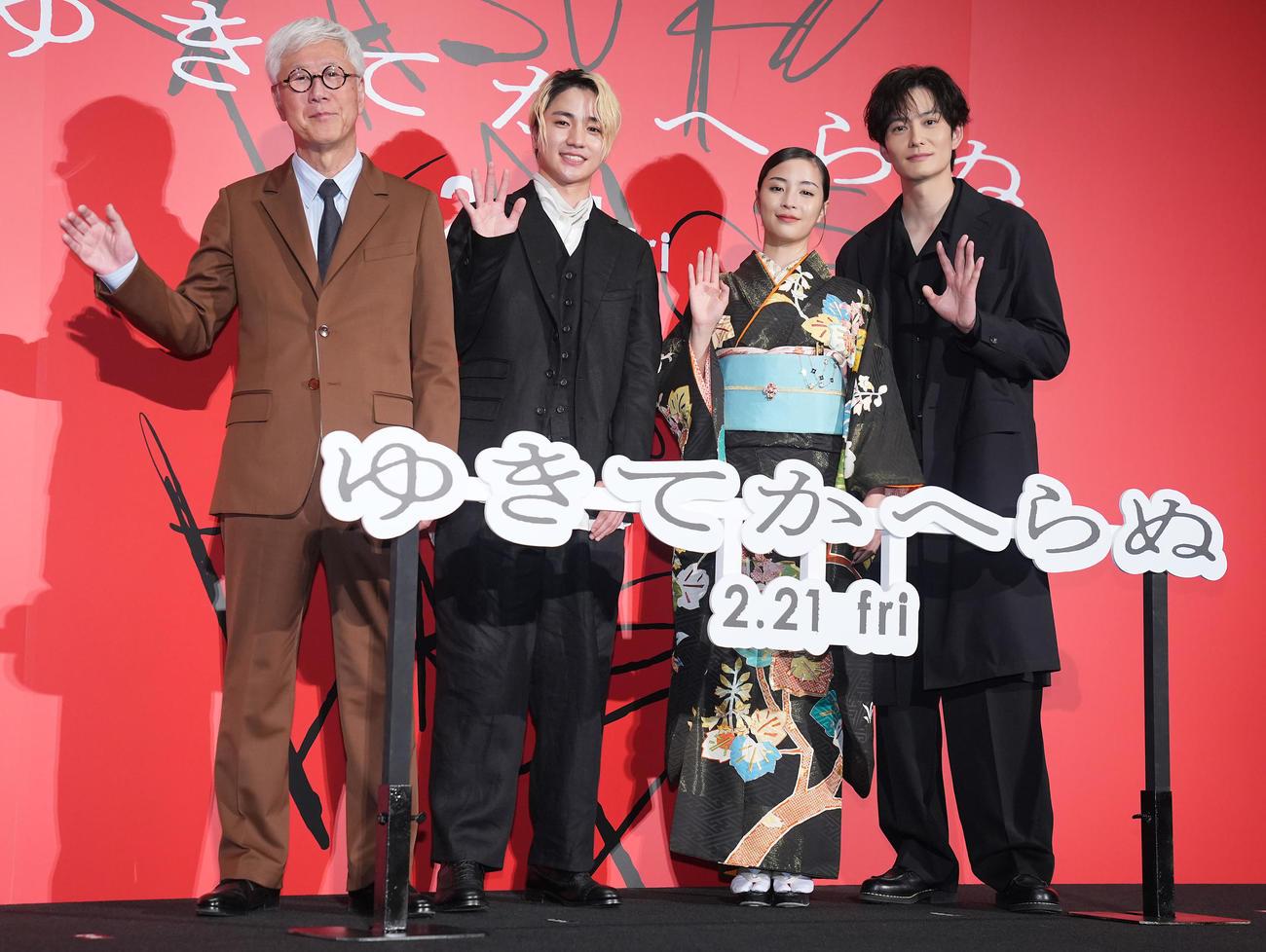 映画「ゆきてかへらぬ」完成披露舞台あいさつで写真に納まる、左から根岸吉太郎監督、木戸大聖、広瀬すず、岡田将生（撮影・垰建太）