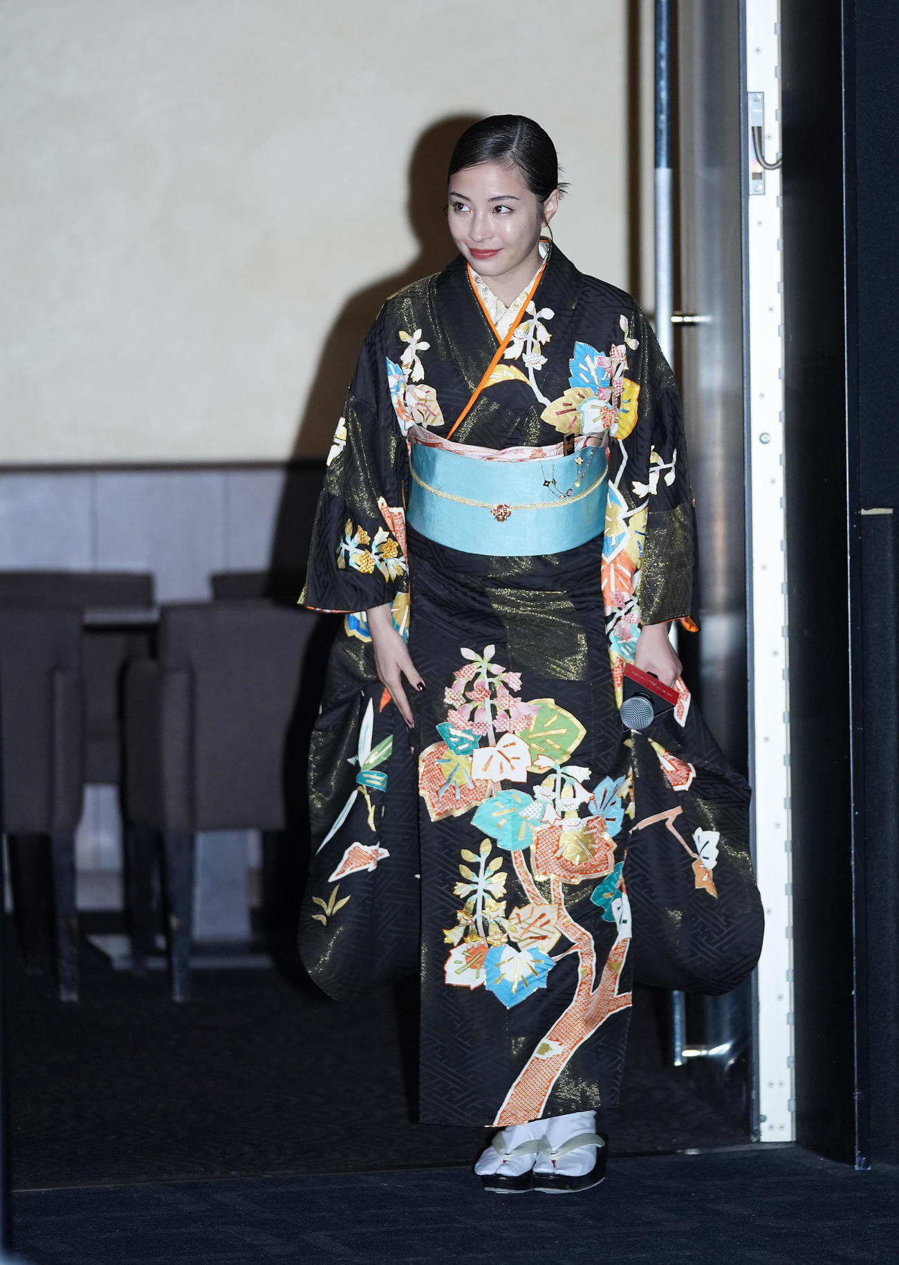 映画「ゆきてかへらぬ」完成披露舞台あいさつに着物姿で登壇する広瀬すず（撮影・垰建太）