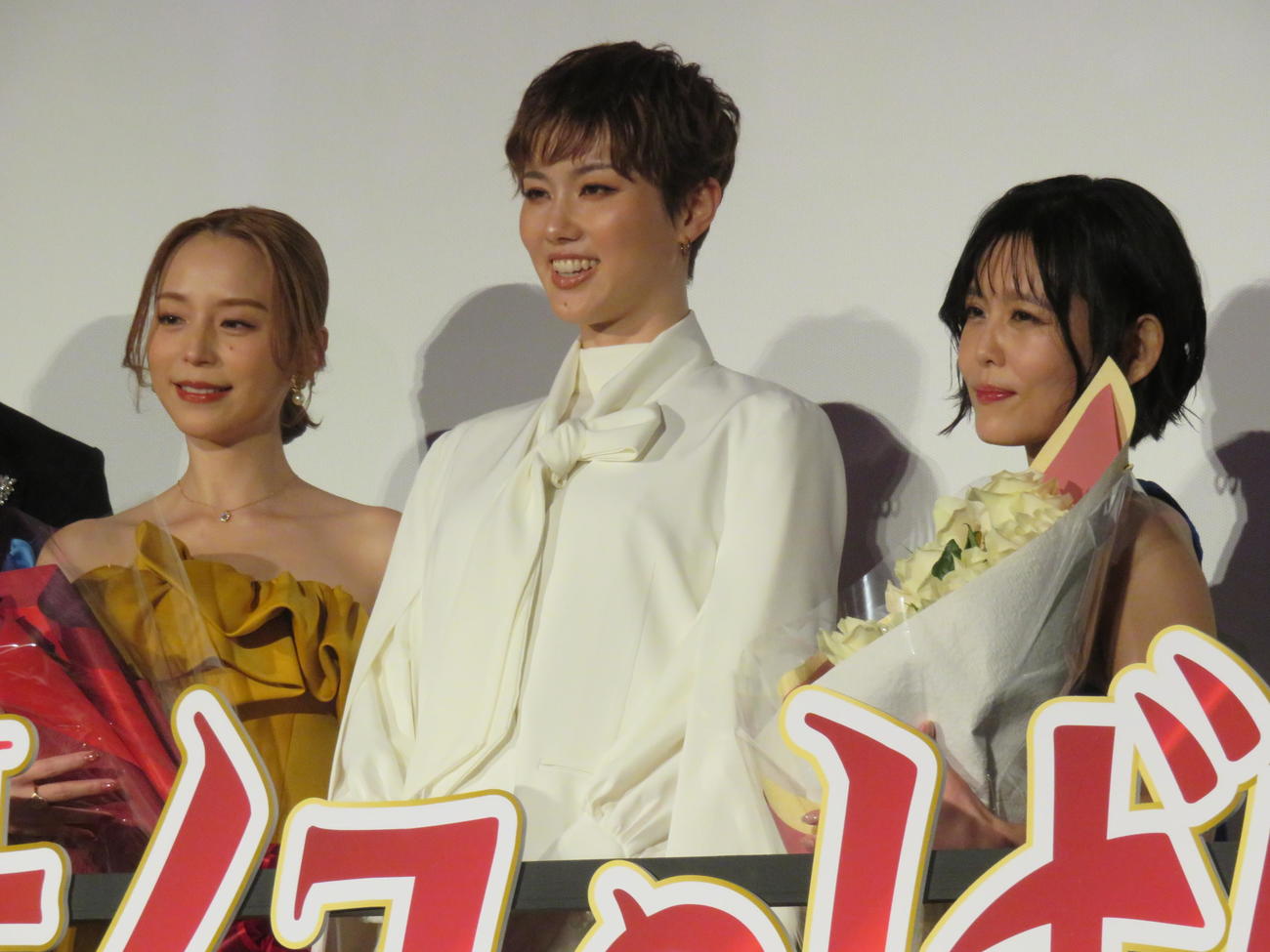 劇場アニメ「ベルサイユのばら」世界最速上映会に登壇した平野綾（左）沢城みゆき（右）と、駆けつけた元宝塚歌劇団雪組トップスターの彩風咲奈