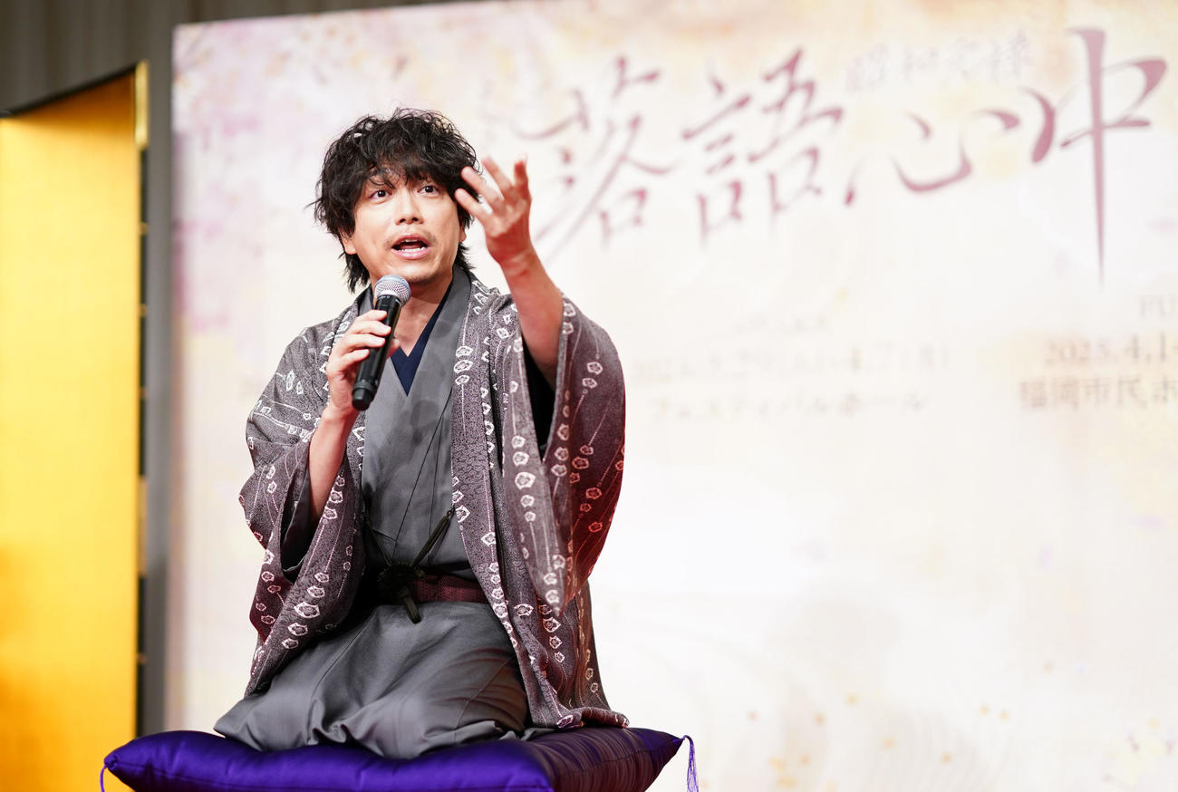 アドリブで落語を披露する山崎育三郎（撮影・横山健太）