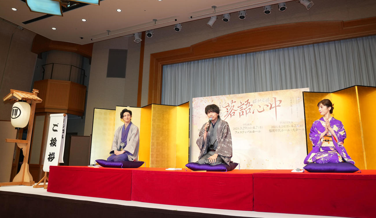 会見に登壇した、左から古川雄大、山崎育三郎、明日海りお（撮影・横山健太）