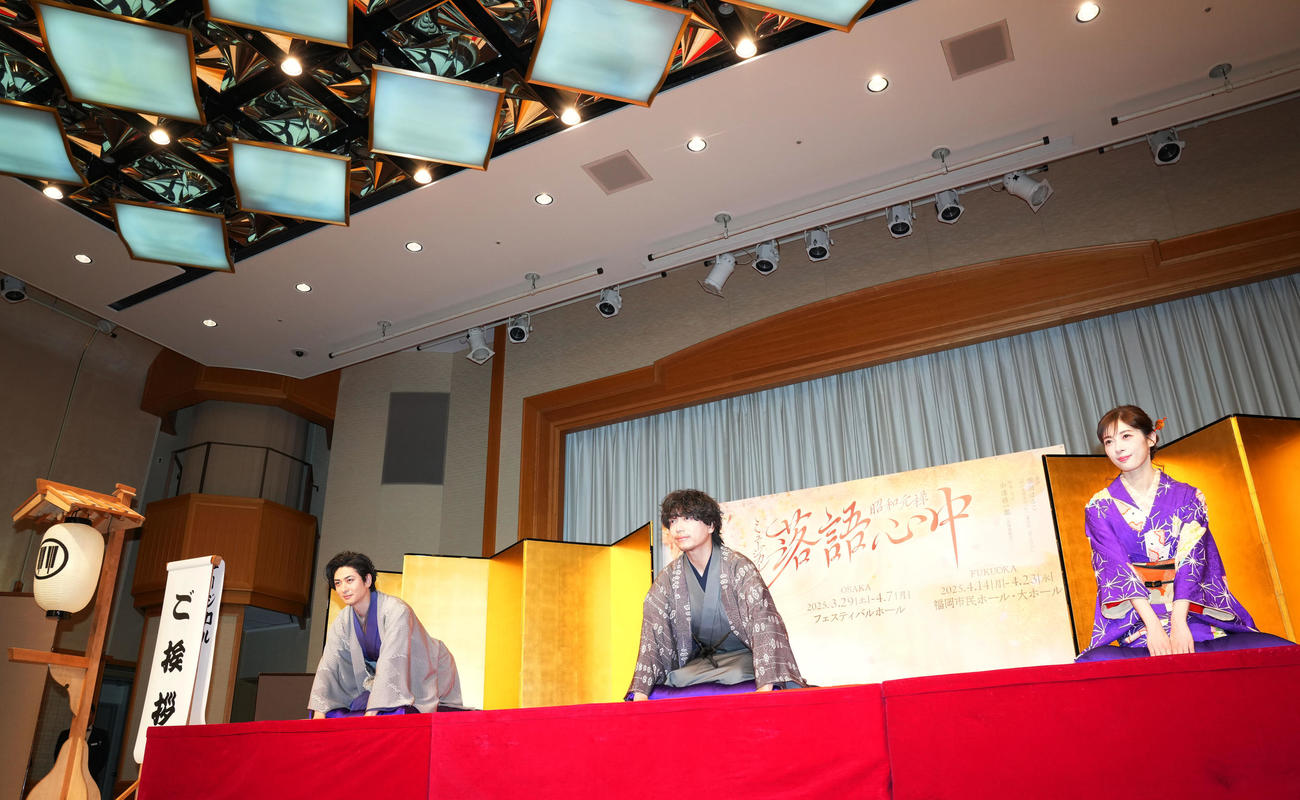 会見に登壇した、左から古川雄大、山崎育三郎、明日海りお（撮影・横山健太）