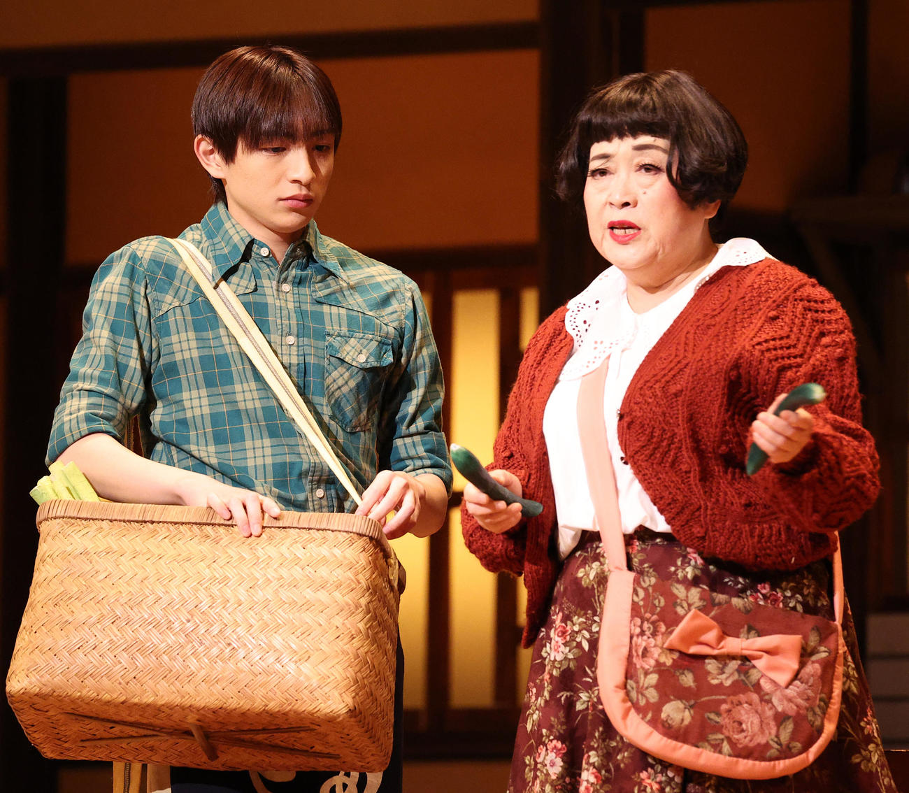 舞台「三婆」公開稽古で熱演する川■（■は崎の大が立の下の横棒なし）皇輝（左）と渡辺えり（撮影・中島郁夫）