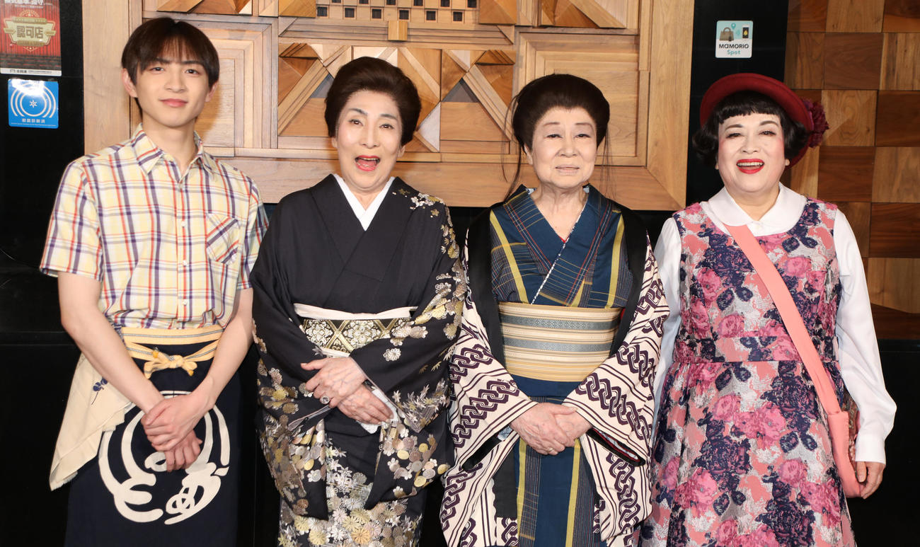 舞台「三婆」公開稽古前に会見を行う、左から川■（■は崎の大が立の下の横棒なし）皇輝、波乃久里子、水谷八重子、渡辺えり（撮影・中島郁夫）