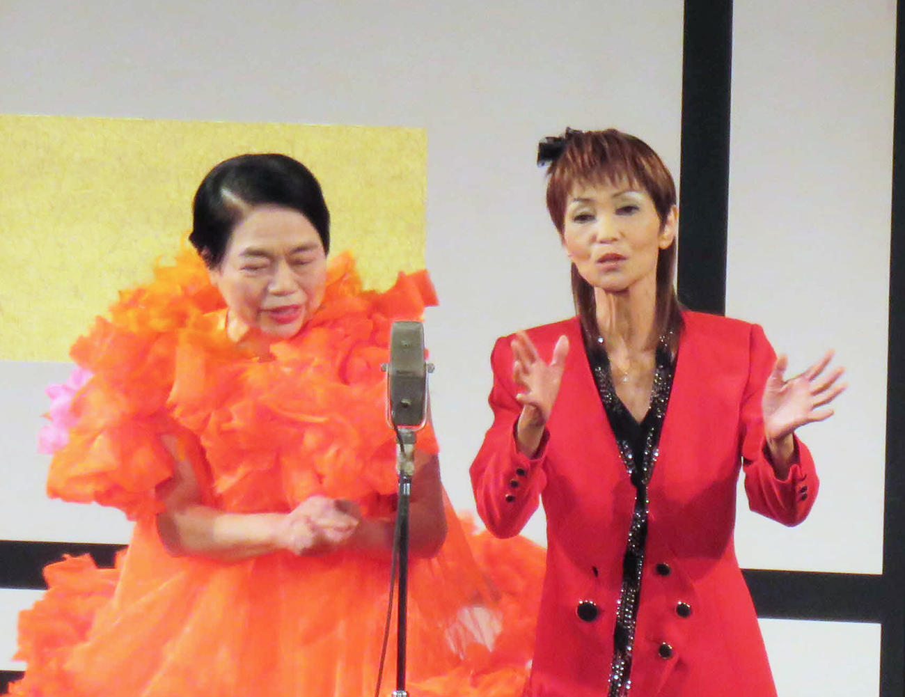 今くるよさん（左）と今いくよさんの漫才コンビ「今いくよ・くるよ」（2014年撮影）