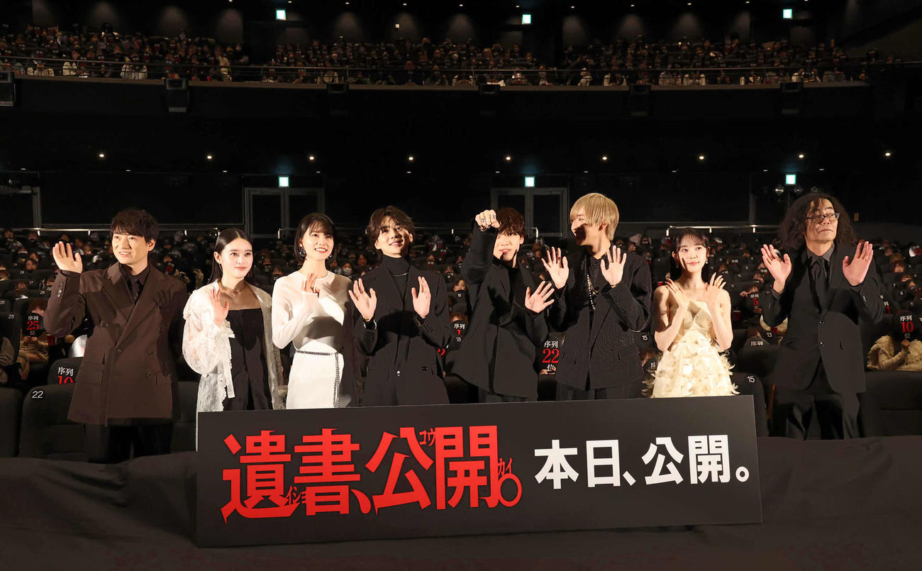 客席をバックに写真に納まる、左から忍成修吾、高石あかり、志田彩良、吉野北人、宮世琉弥、IMP．松井奏、堀未央奈、英勉監督（撮影・丹羽敏通）