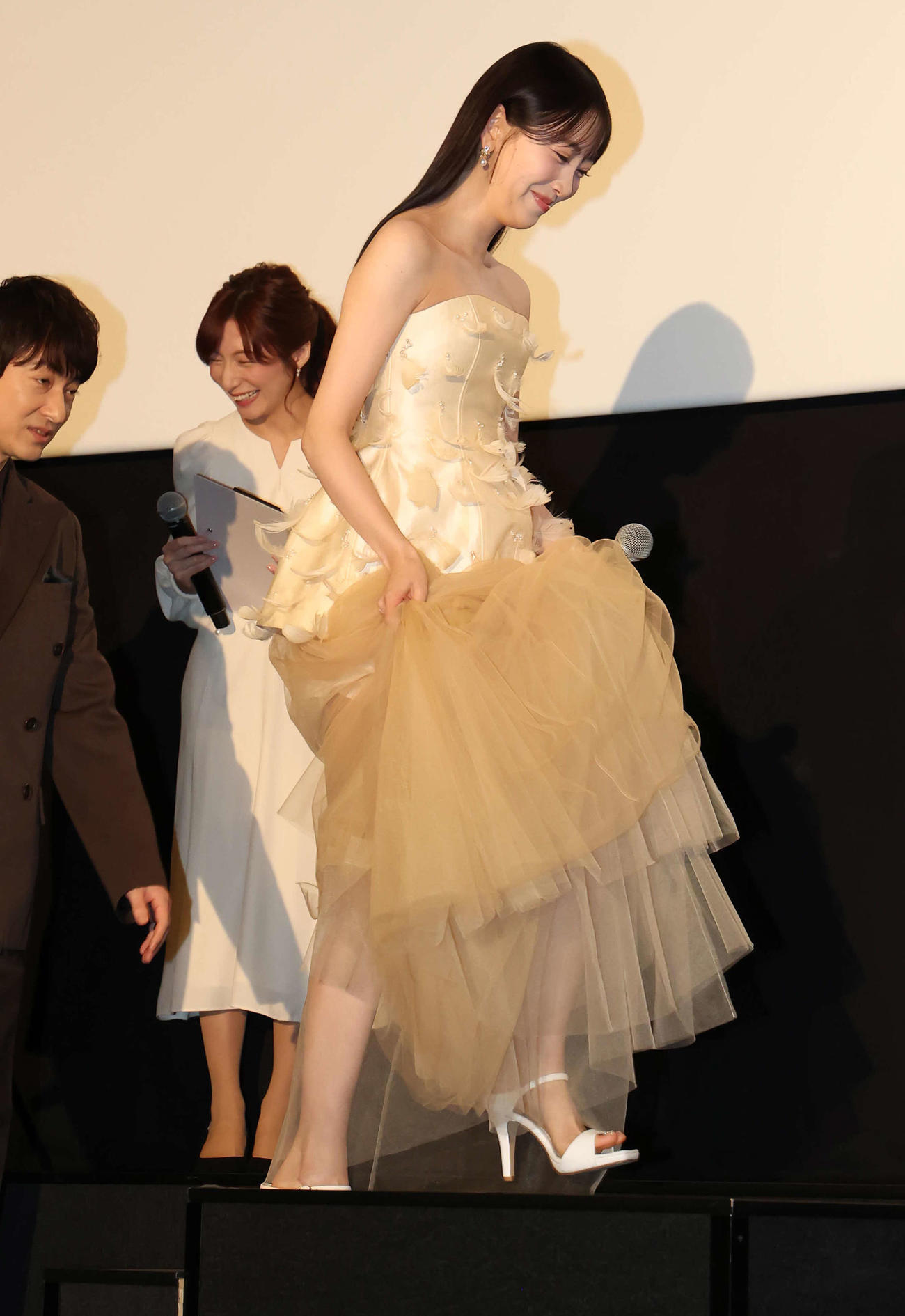 ドレスの足もとを気にしながら登壇する堀未央奈（撮影・丹羽敏通）
