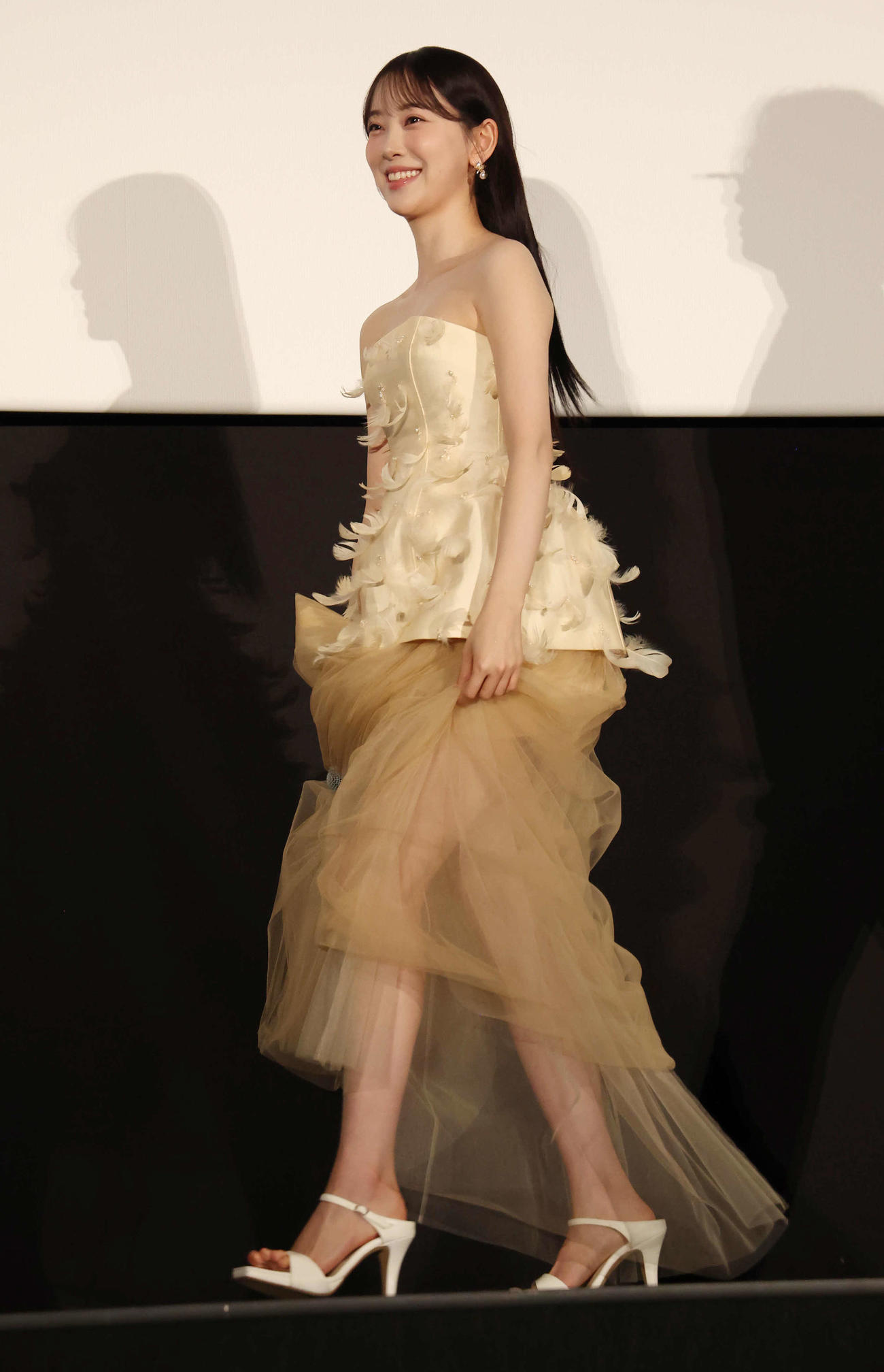 ドレスの足もとを気にしながら降壇する堀未央奈（撮影・丹羽敏通）