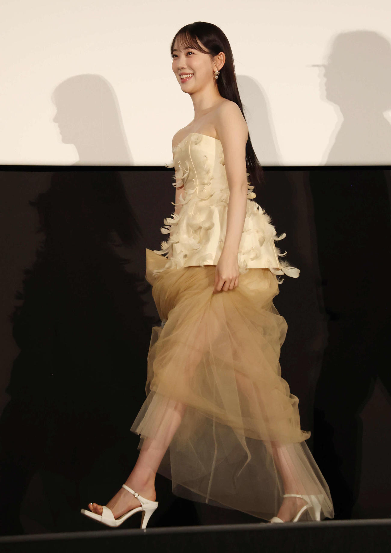ドレスの足もとを気にしながら降壇する堀未央奈（撮影・丹羽敏通）