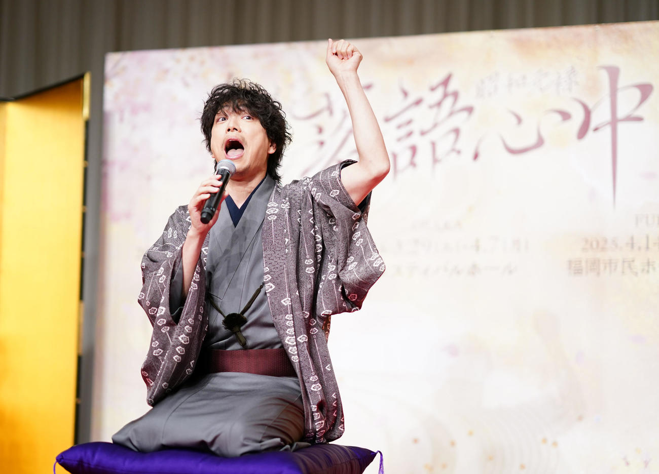 アドリブで落語を披露する山崎育三郎（撮影・横山健太）
