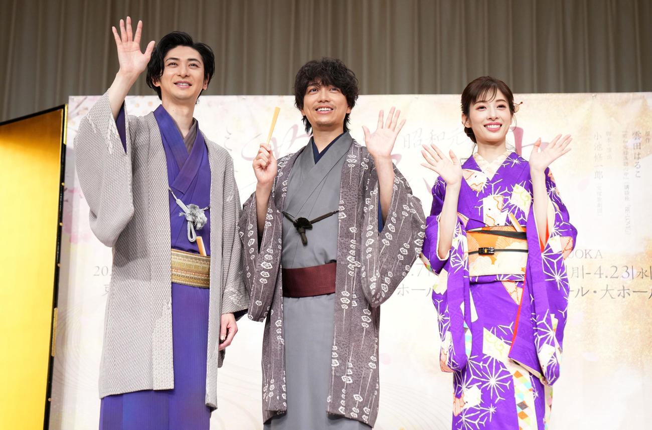 会見で笑顔を見せる、左から古川雄大、山崎育三郎、明日海りお（撮影・横山健太）