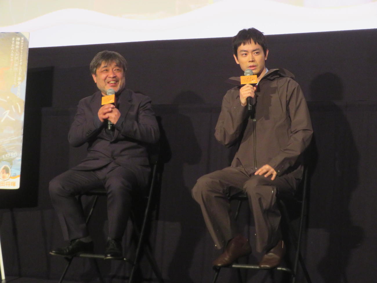 映画「サンセット・サンライズ」公開御礼舞台あいさつに出席した菅田将暉（右）と岸善幸監督