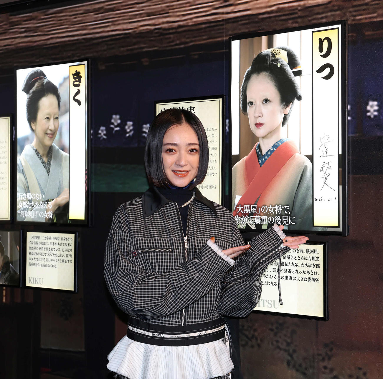 大河ドラマ「べらぼう」で自身が演じるりつのパネル前でポーズを決める安達祐実（撮影・丹羽敏通）
