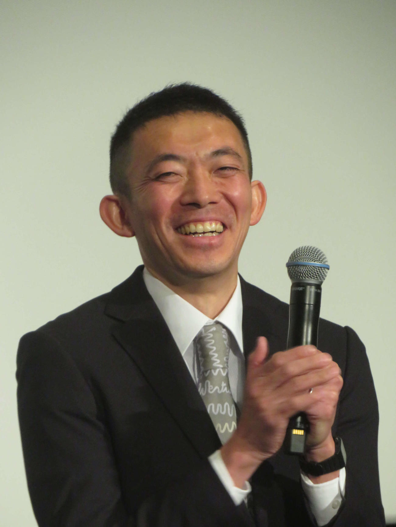 映画「怪獣ヤロウ！」公開記念舞台あいさつに出席した八木順一朗監督