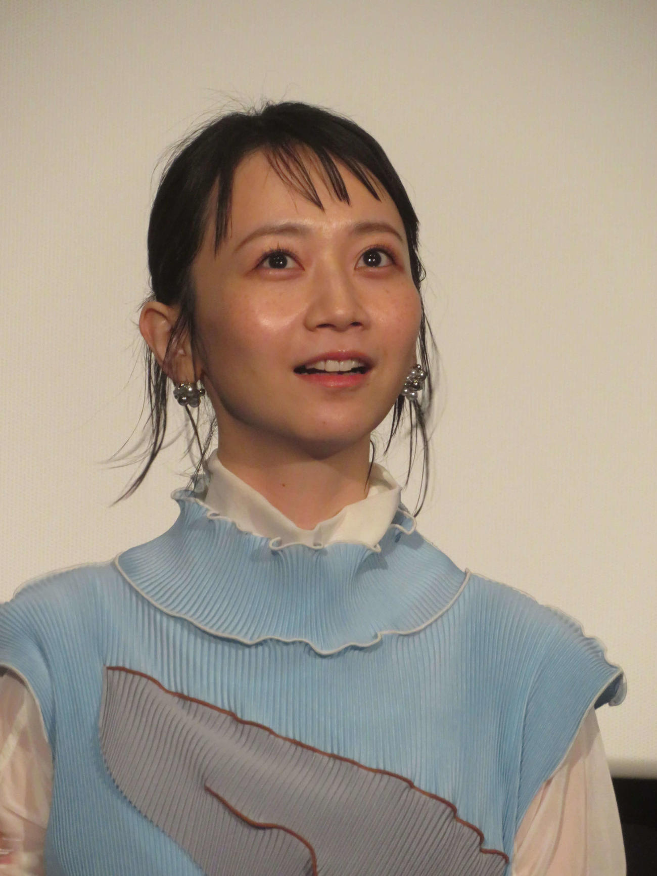 映画「怪獣ヤロウ！」公開記念舞台あいさつに出席した三戸なつめ