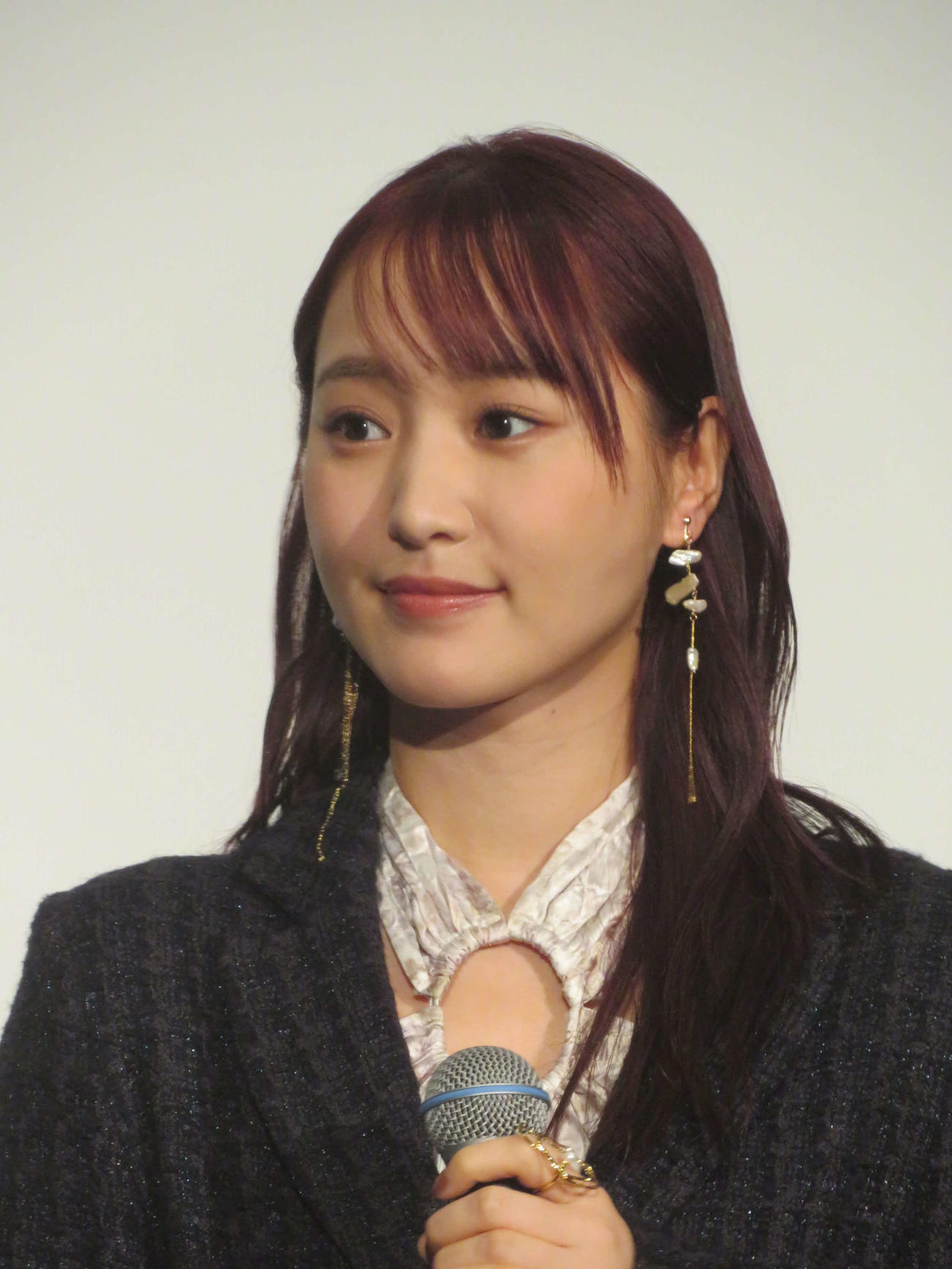 映画「怪獣ヤロウ！」公開記念舞台あいさつに出席した菅井友香
