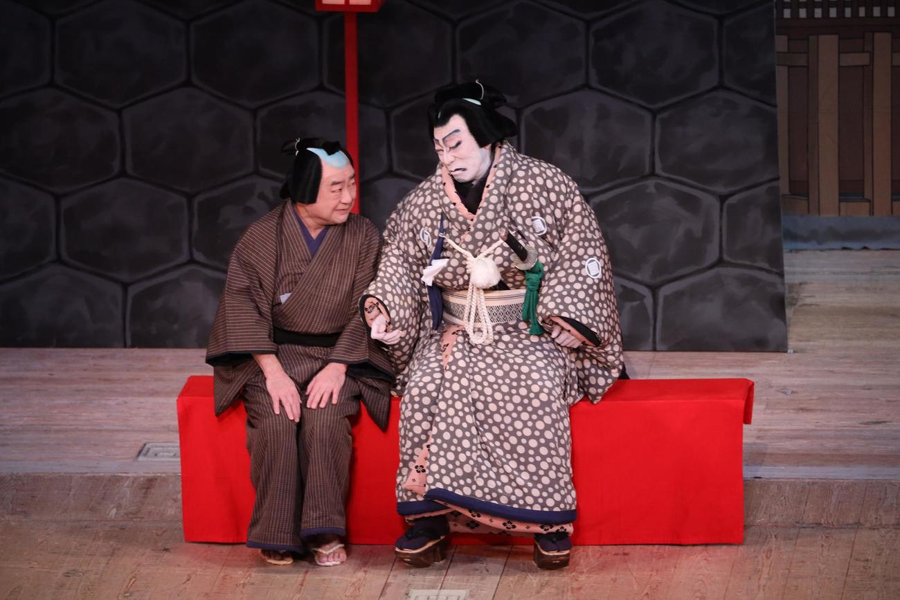 大阪松竹座で開幕した「立春歌舞伎特別公演」の演目「幸助餅」で大黒屋幸助を演じたの中村鴈治郎（左）と人気力士の雷の市川中車