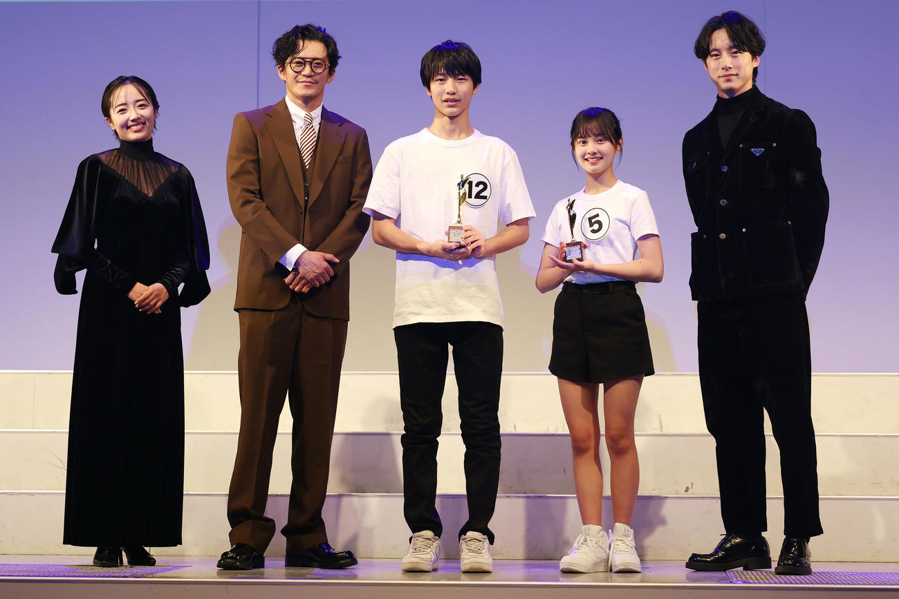 俳優オーディション「TREASURE HUNTING～あなたの才能という宝物を探す冒険に出よう～」でフォトセッションに納まる、左から審査員を務めた森田望智、小栗旬、グランプリの雑賀天成、準グランプリの中本羽美、坂口健太郎（撮影・前田充）