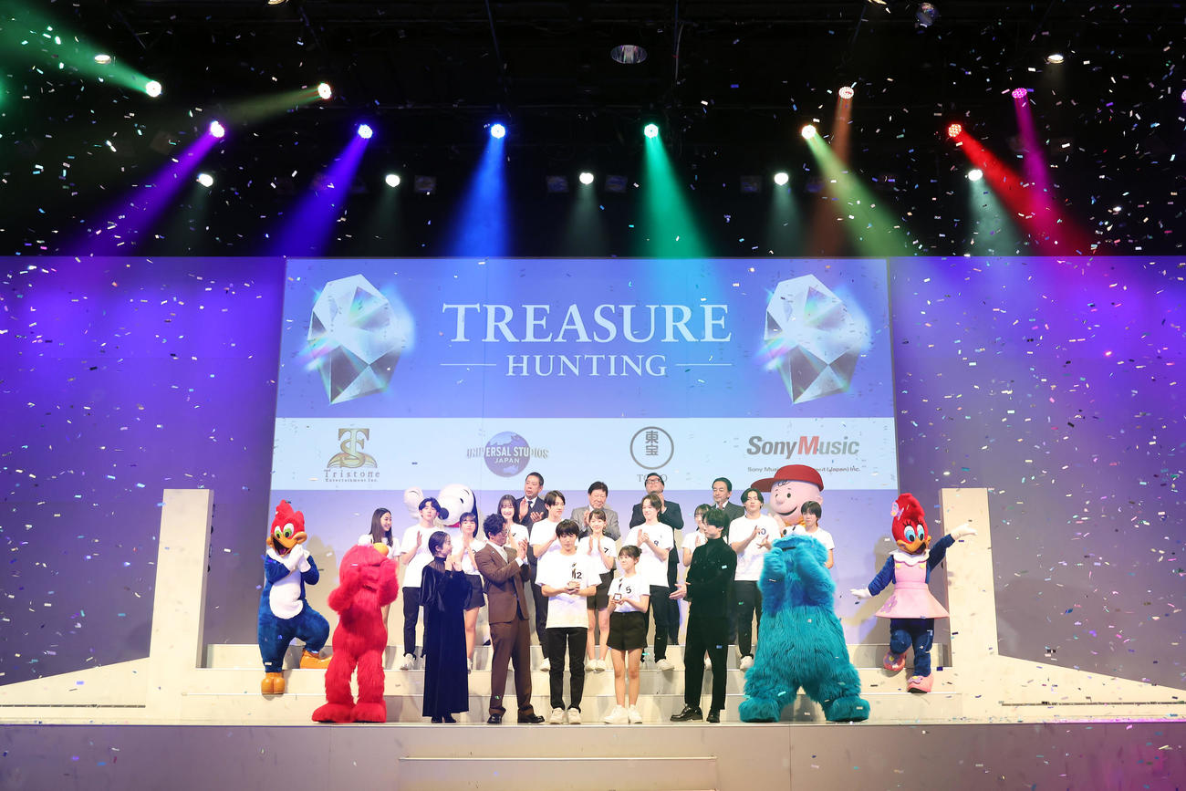 俳優オーディション「TREASURE HUNTING～あなたの才能という宝物を探す冒険に出よう～」でフォトセッションに納まるグランプリの雑賀天成（中央）と準グランプリの中本羽美（中央右）ら（撮影・前田充）
