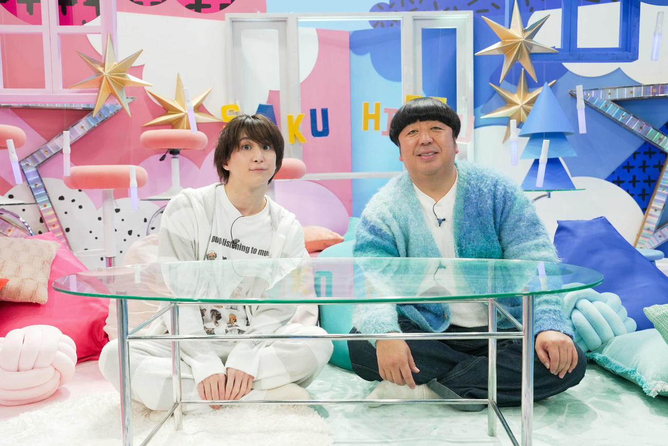 レギュラー化が決まった日本テレビ系「サクサクヒムヒム　☆推しの降る夜☆」に出演するSnow Man佐久間大介（左）とバナナマン日村勇紀