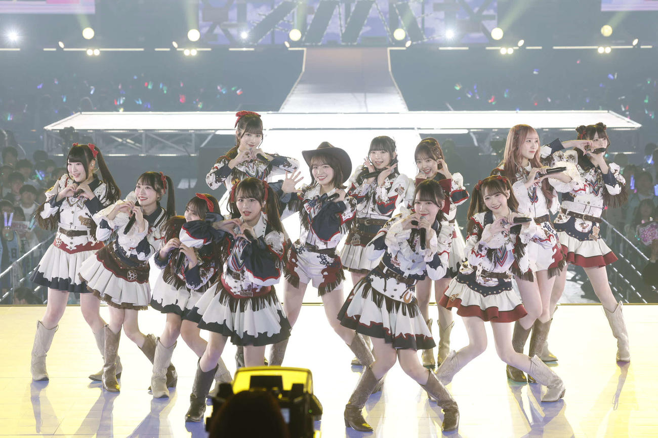 6周年コンサートでパフォーマンスする≠ME。左から櫻井もも、本田珠由記、蟹沢萌子、尾木波菜（手前）、河口夏音、冨田菜々風、永田詩央里、鈴木瞳美、落合希来里、谷崎早耶、川中子奈月心、菅波美玲（C）YOANI
