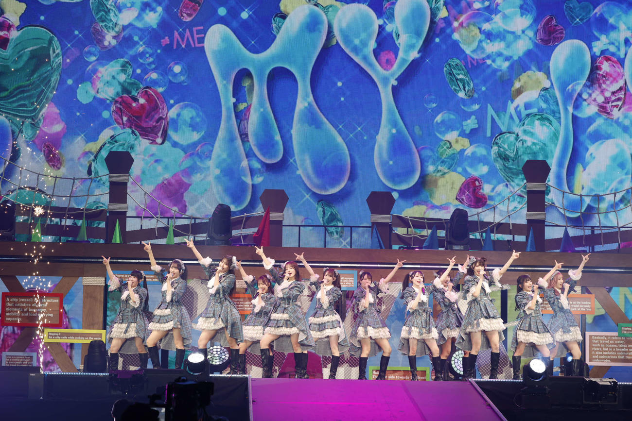 6周年コンサートでパフォーマンスする≠ME。左から櫻井もも、尾木波菜、蟹沢萌子、落合希来里、冨田菜々風、谷崎早耶、鈴木瞳美、本田珠由記、河口夏音、菅波美玲、永田詩央里、川中子奈月心（C）YOANI