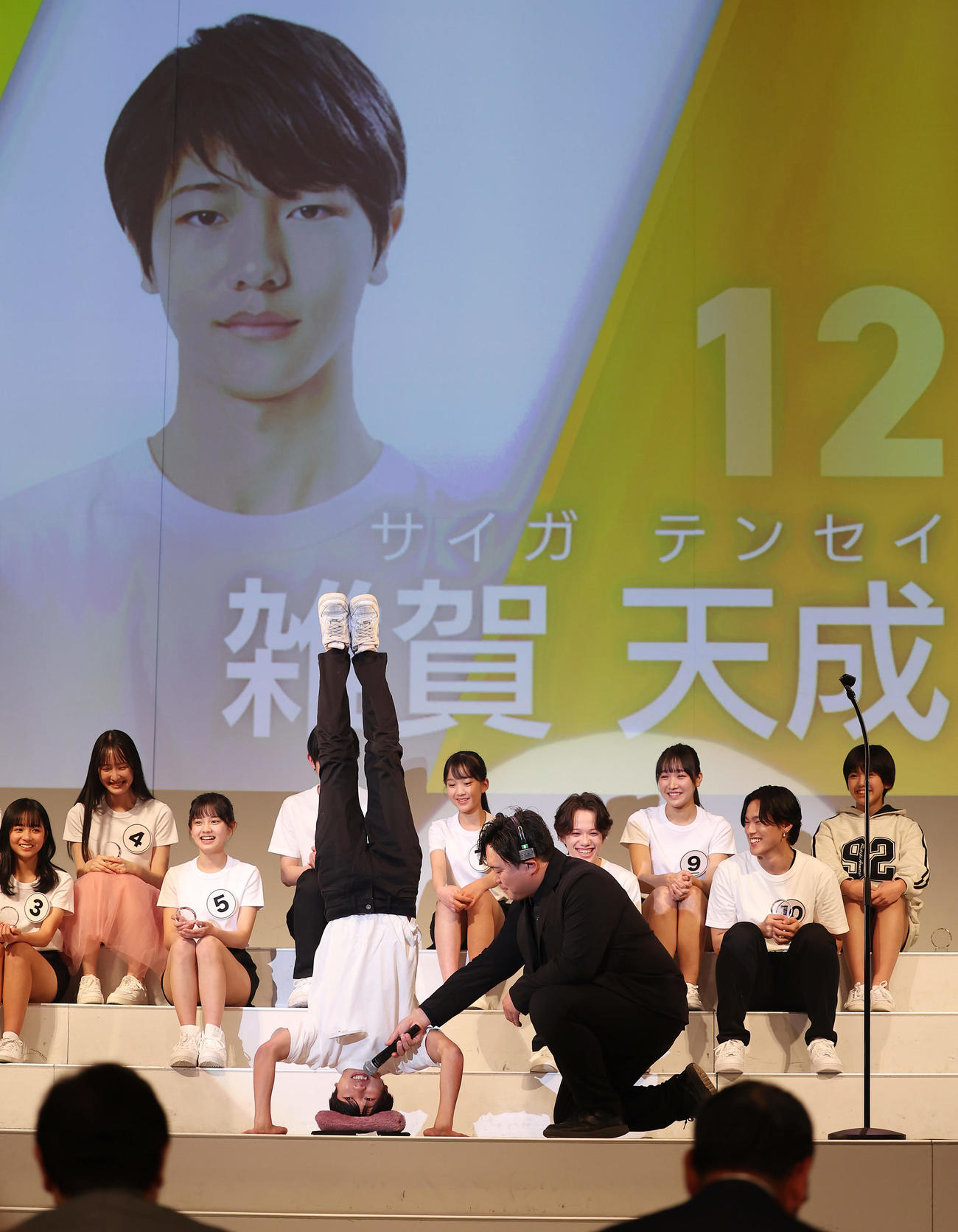 俳優オーディション「TREASURE HUNTING～あなたの才能という宝物を探す冒険に出よう～」で三点倒立を披露する雑賀天成（撮影・前田充）