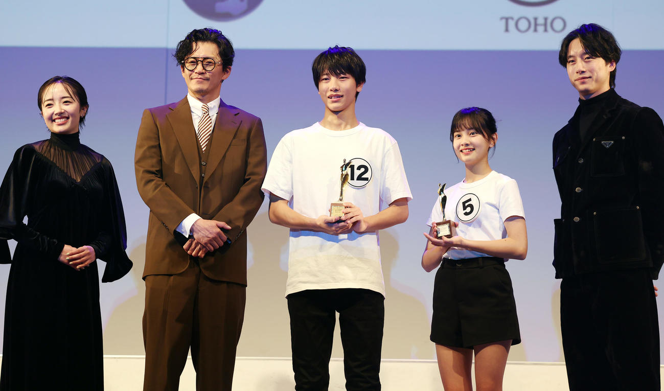 俳優オーディション「TREASURE HUNTING～あなたの才能という宝物を探す冒険に出よう～」でフォトセッションに納まる、左から審査員を務めた森田望智、小栗旬、グランプリの雑賀天成、準グランプリの中本羽美、坂口健太郎（撮影・前田充）