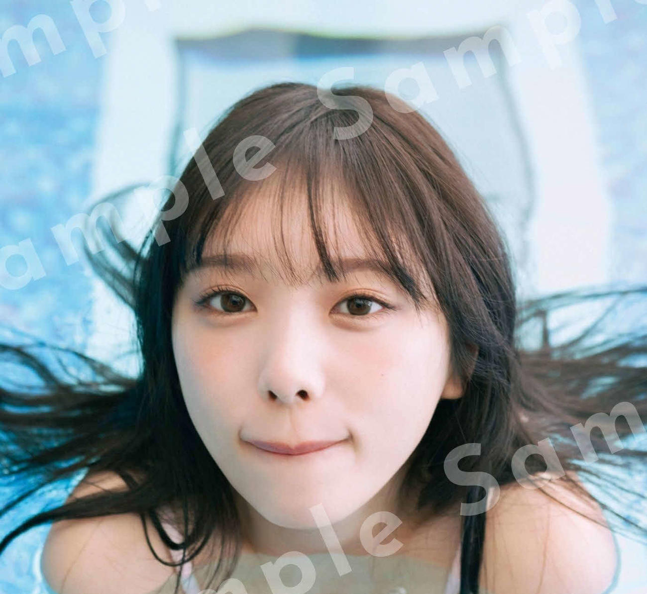 乃木坂46与田祐希サード写真集「ヨーダ」の特典ポスターカット（細居幸次郎氏撮影）