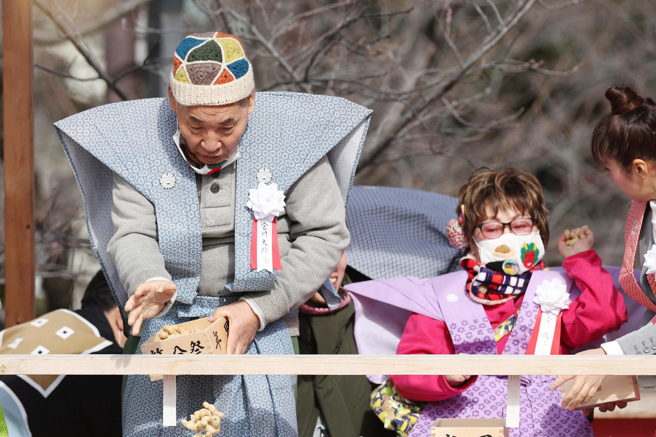 大阪・成田山不動尊の節分祭で豆をまく夫婦漫才コンビ、宮川大助（左）・花子（撮影・前田充）