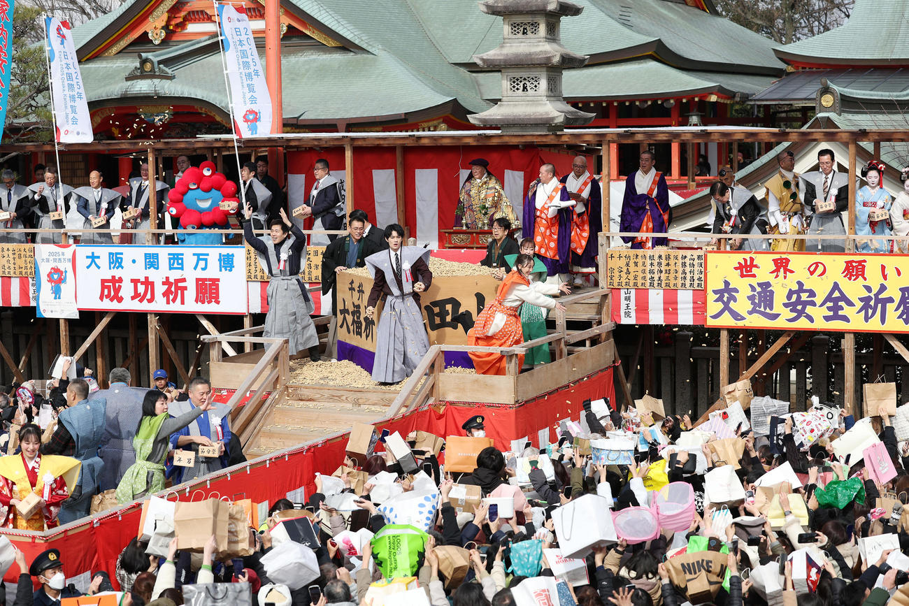 大阪・成田山不動尊の節分祭で豆まきが行われた（撮影・前田充）
